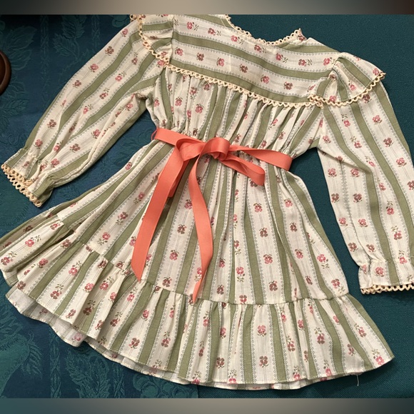 Vintage 70s Kate Greenaway dress 3T. Gathered, lace trim w/bow, green w/roses.